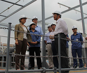 全國政協(xié)經濟委員會副主任張國寶蒞臨海企港華水上LNG加注站考察